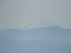 富士山が微かに見えます。
