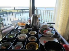 １月２８日午前８時。
ホテル日航アリビラのルームサービス朝食。
いつもより１時間遅い８時だったので外も明るく海を見ながら優雅な朝食になりました。