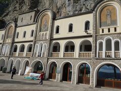 バスターミナルから午後4時30分発のバスでオストログ修道院へ向かう。舗装された山道を走って修道院のバス停に午後5時25分に到着。バス停から修道院までは結構距離があるので客待ちをしているタクシーと交渉して乗車。約25分ほどで修道院に到着。写真は修道院の入口の手前にある施設で、長期滞在する信者のための宿泊施設や事務所、ショップなどがある。