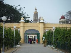 安宿にチェックインしてから、マイソール宮殿に向かいました。この南ゲートから入ります。入場料は一人５０ルピーでしたがガイドがついてきて最後に２０ルピー渡しました。こまごまと靴の脱ぎ場所や帰りの出口の場所の面倒を見てくれました。