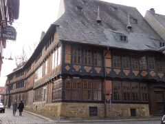 　目指しジーメンスハウスにやってきました。屋根にはスレートが葺かれ木組みの大邸宅です。