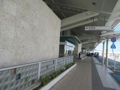 国内線ターミナルに到着。
那覇市内でちょっと混んでいたので１時間１０分ほどかかりました。