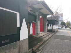 インパクトのある壁の吉祥寺。

赤穂藩藩主浅野家の祈願所らしい。
赤穂浪士四十七士の墓と石像がある。

大阪で赤穂浪士の名前を耳にするとは思わなかったけれど、まあ、赤穂って兵庫県だしな。