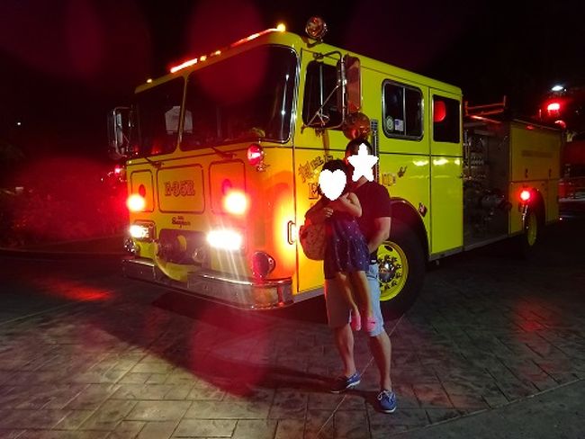 食べている途中で火災警報が鳴り、部屋から出る事に...<br />警報のアナウンスが日本語と英語でしたのでスムーズに避難することができました。<br />誤報だったようでこの後すぐに部屋にもどりました。<br />滞在中３回も火災警報がなってその度に外に避難しました。<br /><br />消防士の方も緊張感ないのか『車に乗るかい？』なんて言われましたが、娘が怖がって消防車の前で写真撮るのが精いっぱいでした！