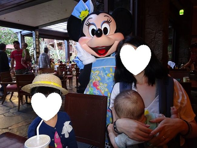 リゾート内にあるマカヒキレストランでミニーちゃんと撮影。<br />娘たちは大喜び！<br />