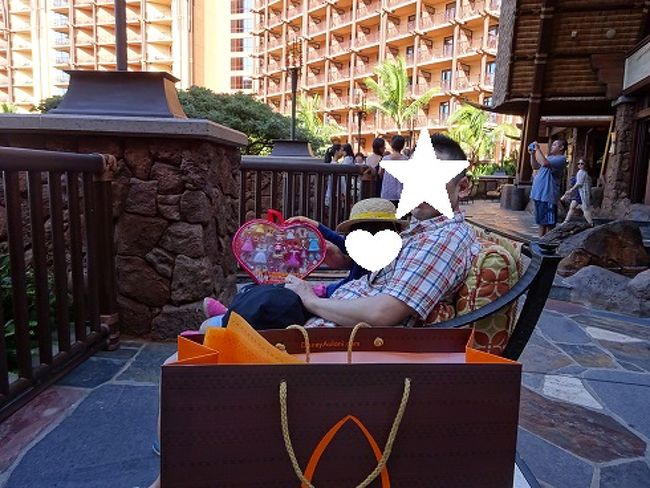 娘はママにプリンセスのおもちゃを買ってもらってご機嫌！