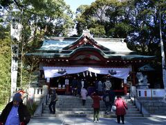 来宮神社
縁結びや営業繁栄の神様、大巳貴命（おおなもちのみこと）
日本の木を植樹したと言われる生命の神様、五十猛命（いたけるのみこと）
有名な武勇と決断の神様、日本武尊命（ヤマトタケルノミコト）
の3人の神様が祀られています