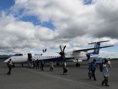 あっという間に根室中標津空港へ到着です。

新千歳空港ではボーディングブリッジからの搭乗でしたが、中標津ではもちろん青空遠足です。

でも、青空遠足が一番好きです。

だって、飛行機を間近で見れるんだもん。(照