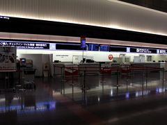 東京モノレールで約15分。
羽田空港国内線ターミナルに着いたのは良いけれど、、、JALのカウンター、エラく暗いなぁ。。。