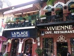 大聖堂脇にあるカフェ「LA PLACE CAFE」

営業時間730～2230　無休