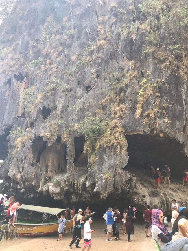 カイ島を後にし、次は007の舞台にもなったその名もジェームズボンド島に上陸です。ちょっとした洞窟探検も楽しめます