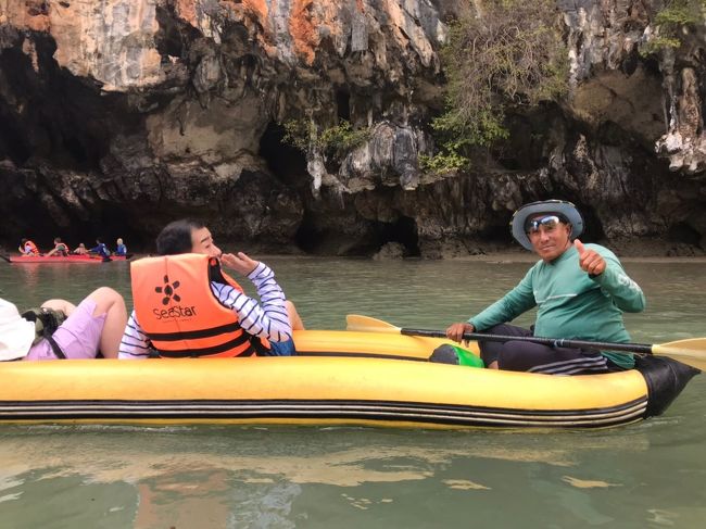 今回のツアーはセフルパドルではなく、カヤックの漕ぎ手がいて、私達はカヤックに乗ってパンガー湾の岩陰をすり抜けたり、くぐったりしていくツアーです。時間は大体40分くらいかけてゆっくり湾内を巡ります。<br />愛想のいいナイスなおじちゃん！