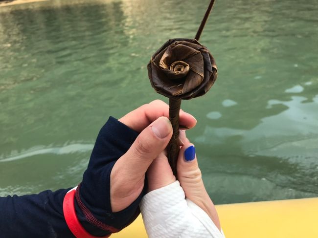 今回は職場の同僚男女2人ずつでの参加でしたが、男女のペアで乗ったらハッピーハネムーンと言われ、カヤックのおじちゃんが器用に葉っぱでお花を作ってくれました。