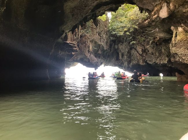 プーケットの気温は30～32℃なんだけど、岩陰はすずしくて気持ちいい風が水面をなでてくるんでカヤック上はめちゃめちゃ快適でした。<br />これがセフルパドルだったらきっと汗ダクだったかも（汗）