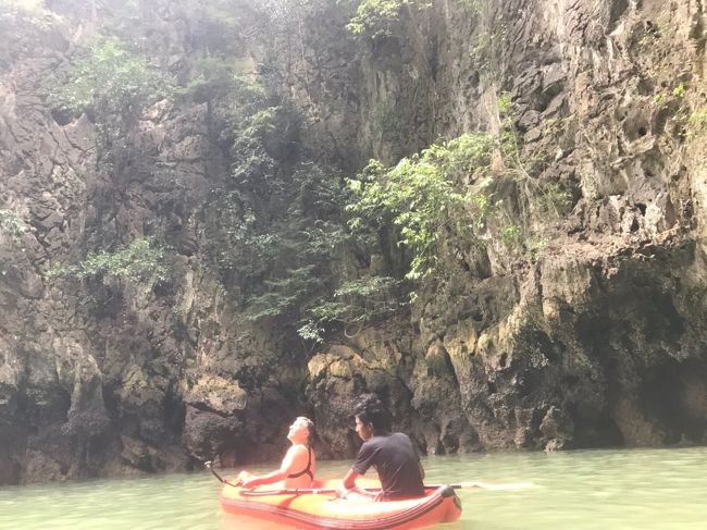 カヤックはゆったりゆっくり音もなく進んでいきます。<br />色んな形に見える岩がたくさんあって、漕ぎ手のおじちゃんがあれは亀、あれは馬と教えてくれます。そう言われるとそのように見えちゃうから不思議。<br />