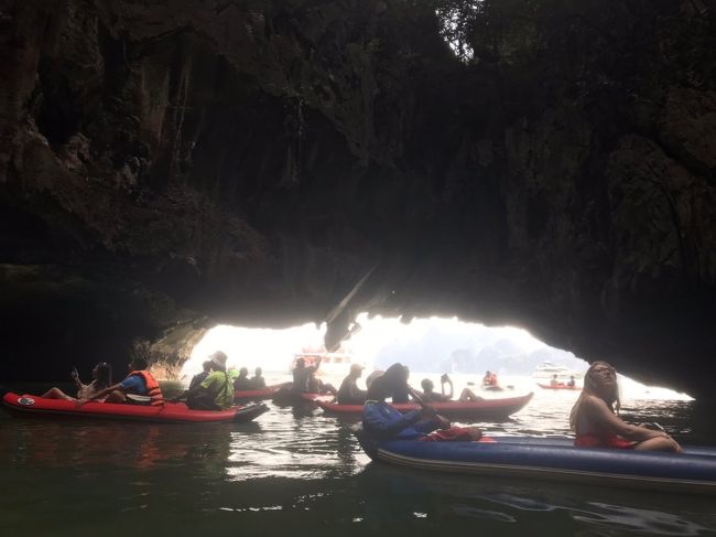 いくつも狭い穴をくぐっていきます。冒険してるみたいで楽しかった