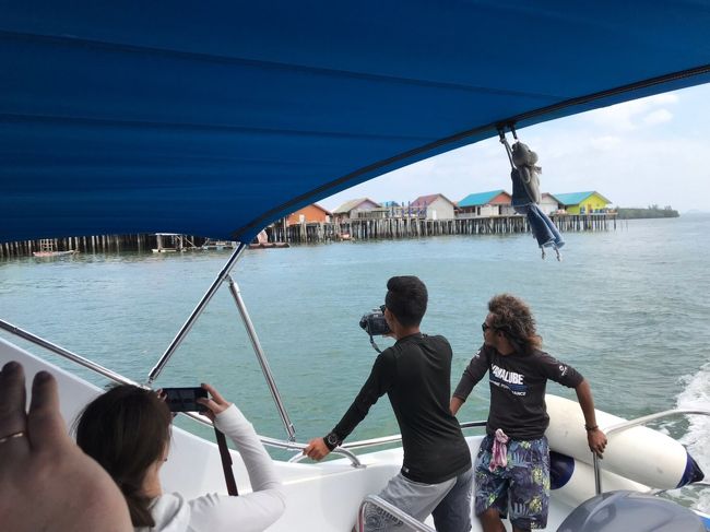 スピードボートで移動し、ランチの場所の水上村へ。