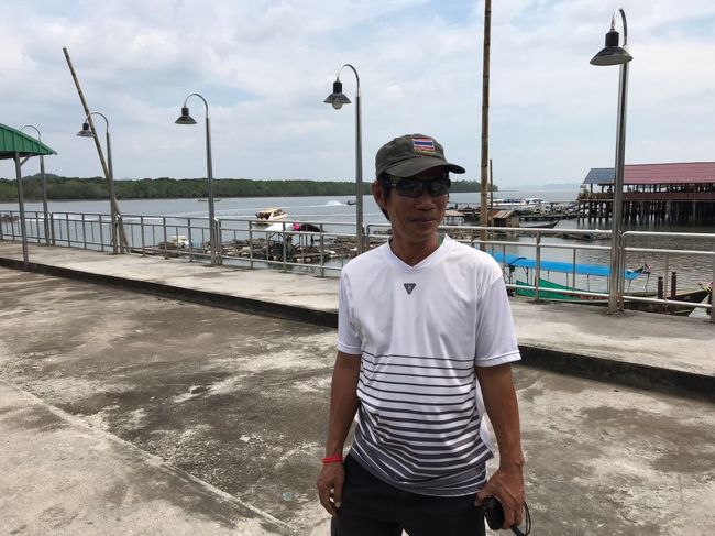 日本語ガイドのチャンさん。私達のグループ専属ガイドさんです。日本語は友人の奥さんが日本人でその方から習ったのだそうですがとっても上手でした。