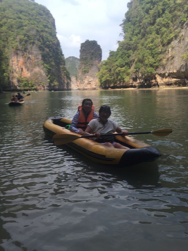 1番の浅瀬でおじちゃんがカヤックを降り、オールを漕いでるようにポーズをとれ！と指示。サマになってますかね？