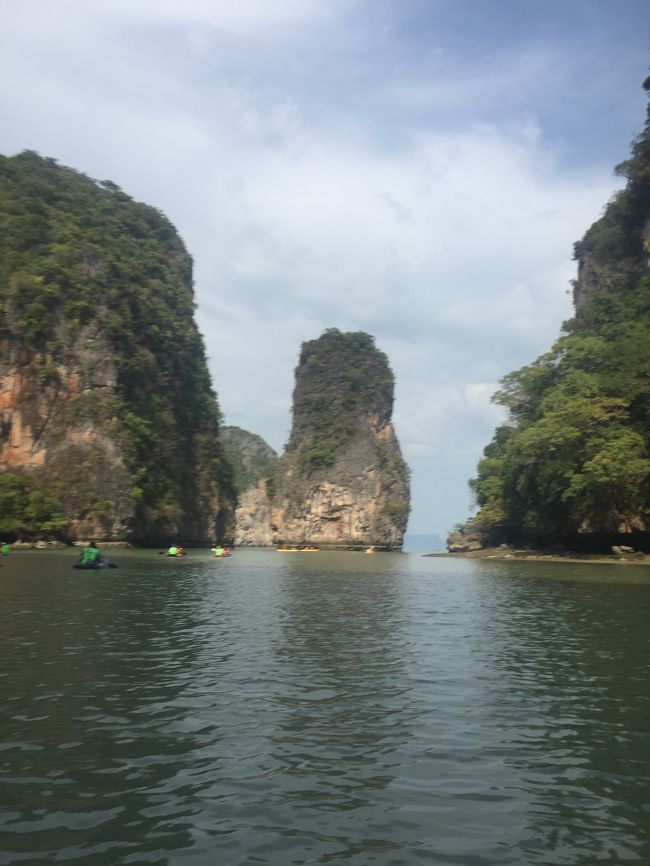 ランチの後は今回のツアーのメイン、シーカヤック体験です。奇岩の間の静かな海の上にスピードボートが停まると辺りの岩陰からいくつものカヤックがみるみる集まってきます。<br />スピードボートから2人ずつカヤックに乗り込み出発です