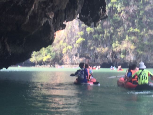 奇岩の周りをぐるっと周るように進むカヤックツアー。なかなかいい体験になりました。<br />漕ぎ手のおじちゃんありがとう！チップを渡してサヨナラです。<br />そしてスピードボートはマリーナに向けて帰ります。<br />みんな疲れてぐっすり寝てる間にマリーナに到着してました。<br />後日ブルーマリンサービスさんから当日の写真がメルアドに送られてきました。旅行会社さんが撮った写真は大体有料のところが多いですが、ここは本当に良心的。ダウンロード無料です。色んな細かいサービスが行き届いていて本当に素敵なツアーでした。