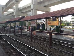 空港から秘密の通路を抜けて、ドンムアン駅に来ました。
イミグレが早ければ14：59に乗る予定でしが、間に合いませんでした。
次は、16：09.
ちょうどお腹も空いてきたので、近くで食事します