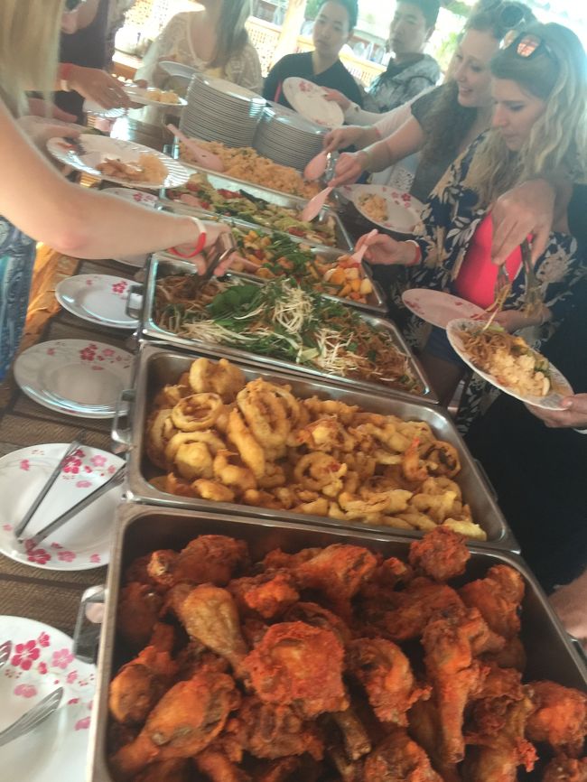 水上村のレストランでブュッフェランチです。<br />フライドチキンやオニオンリング、パッタイ、野菜炒め、タイ風マイルドトムヤンクンスープなどボリューム満点
