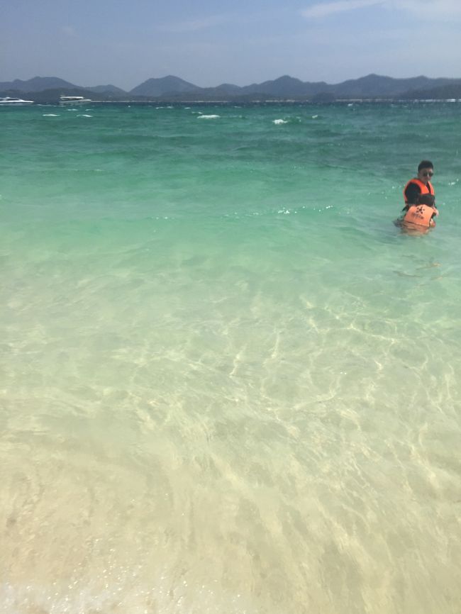 波が高くてもこの海のキレイさを見よ！あー風のない穏やかな日に行きたかった。