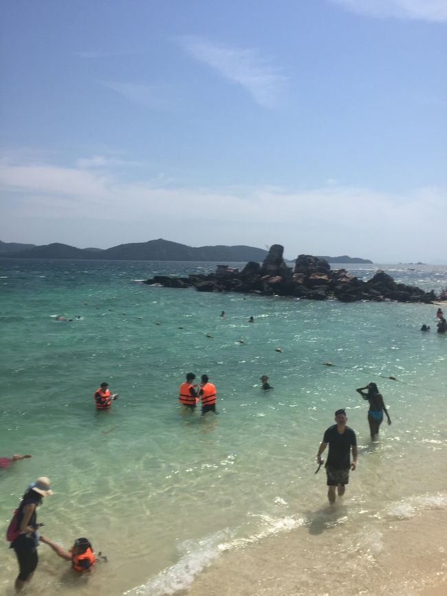 海がキレイで浅瀬にも魚がいっぱいいます。写真で見たとおりで大感動です！<br />ただこの日は風がすごく強く波が高くて透明感が今ひとつだったのが残念。