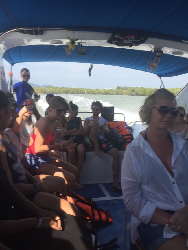スピードボートに乗り込み出発です。30人くらい乗っていったかな？ほとんど欧米人？