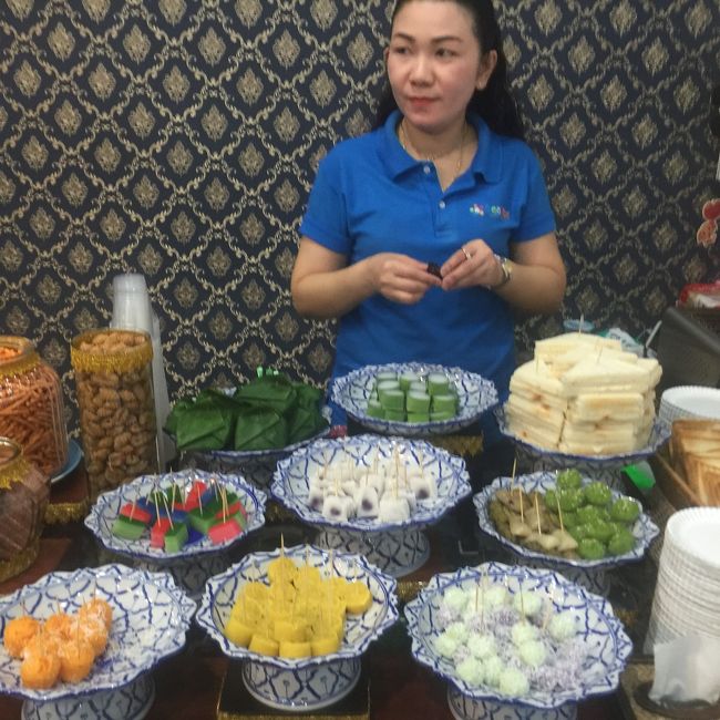 タイの色とりどりのお菓子、スナック、パンや飲み物（温、冷）がありました。フリーサービスです。