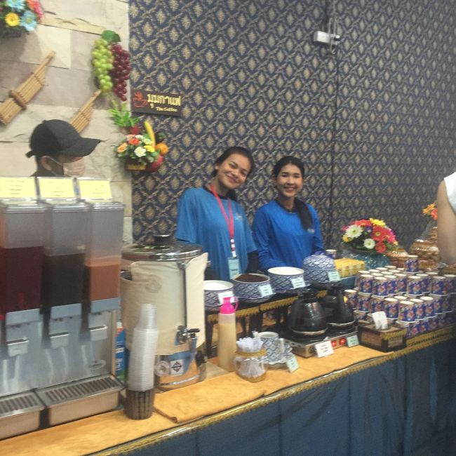 マリーナでは朝早いこともあって、軽食が用意されています。シーカヤックツアーは他にもたくさんありましたが、フリーの軽食付きツアーは他のツアーにはないサービスです。愛想のいいかわいいスタッフさんたち