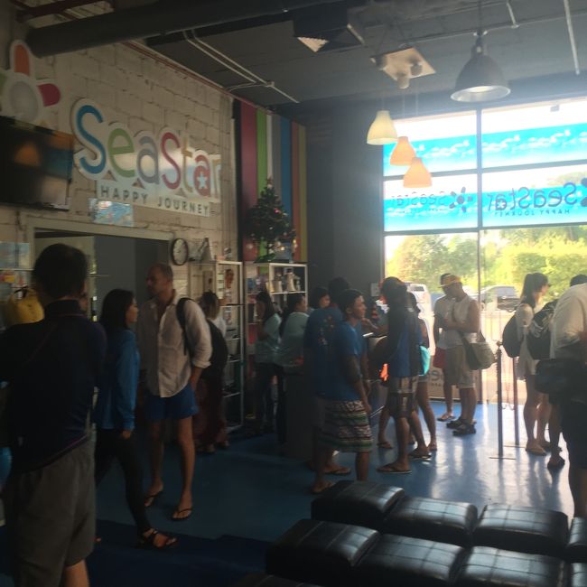 今回は現地の旅行会社ブルーマリンサービスさんのツアーに参加してきました。<br />朝7時45分にホテルピックアップ、車でマリーナには約1時間のドライブでした<br />やはり日本人率低く私達のグループ4人のみ。他はほとんど欧米人の方々です。