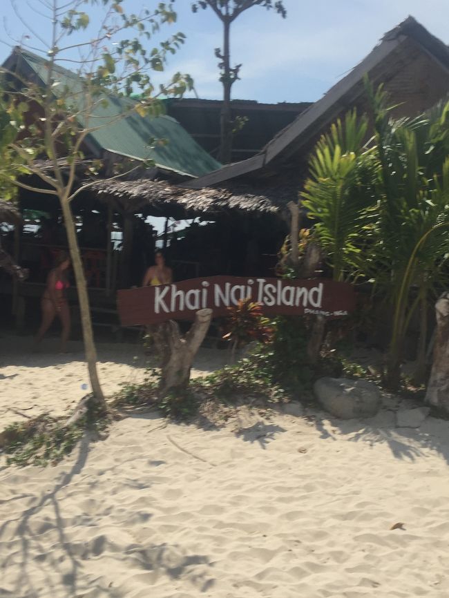 潮の流れや風向きなどでコースの前後が入れ替わりました。最初はスピードボートで45分くらいで着くカイ島で約1時間フリータイムです。シュノーケリングも無料でできます。ここでもスタッフさんたちが飲み物や食べ物を用意してくれていました。至れり尽くせりです。