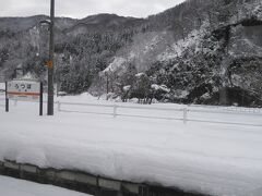 高山本線には「うつぼ」という駅があるんですね(^_^;)

ホームは人が通るところだけ除雪されているものの、通らないところは雪が積もり放題のようです。
