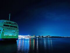 この宿に泊まった目的は夜の桜島の噴火を見たい！との事だったので、カメラをも持って意気揚々と出掛けた訳ですが…。
まぁね、そんなタイミング良く噴火など起こる訳もなく取りあえず火口を気にしつつのんびり夜の桜島を一周ドライブ。途中コンビニでおやつを買って宿へ帰りました。
う～んタイミング～～っっ。