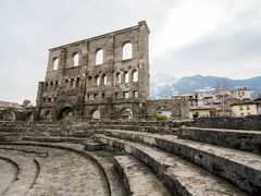 以前訪れたオランジュの古代ローマ劇場にも立派な壁がありました。それは舞台の背景となるファサードで、観客席に座ると正面にそびえ立つように見えます。
アオスタの壁もこれと同じものだと思い込んでいました。
ところが現地で見てみたら、この壁はアーチ型の観客席の背後に建っています。
いったいどういうこと？