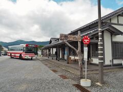 正午少し前・・・定刻通りに恐山（終点）に着きました。30分あまりなので近いです。

バス停のそばには、休憩所＋トイレ、境内ガイド受付所などがあります。