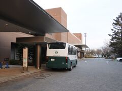 JR青梅線昭島駅とを結ぶシャトルバス。
羽田空港、成田空港行のバスも運行している。

駐車場（無料）は約400台分。