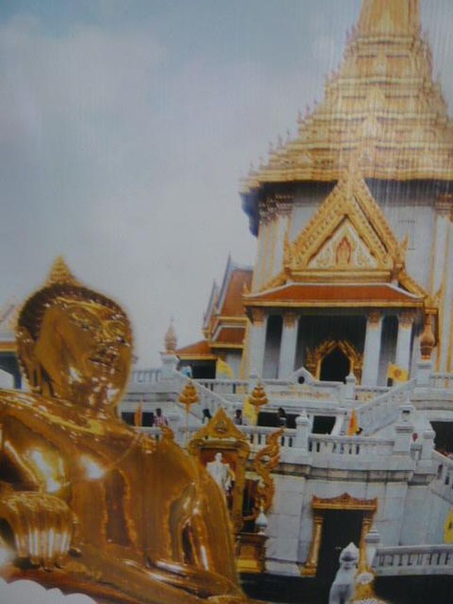 同じく、ファランポーン駅の観光案内の表示パネルです。<br /><br />ワット・トライミットと黄金仏の案内です。<br />歩いて５分程度で近いです。