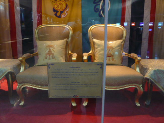 地下鉄から国鉄のファランポーン駅までの連絡通路には、歴史的な展示物や解説資料があります。<br /><br />この椅子は、鉄道関連の式典に使用された国王と王妃の椅子です。