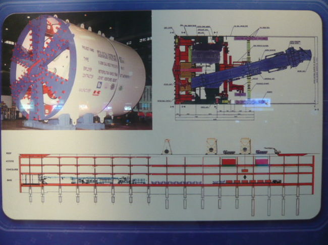 日本の援助で建設されたバンコクの地下鉄の説明です。<br /><br />建設機材の解説です。