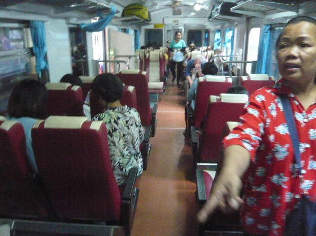 普通の座席とは異なり、乗車料金が高い場合は、座席が柔らかいシートとなります。<br /><br />エアコンが付いています。