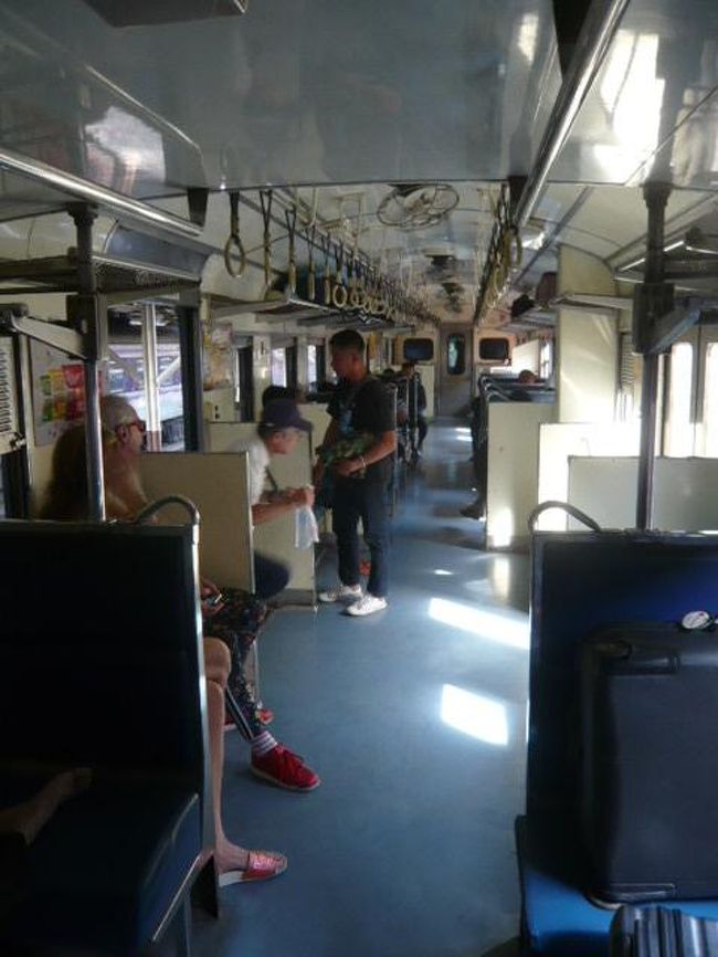 普通車です。<br /><br />シートが固定されていて、硬い座席となっています。<br /><br />エアコンではなく、扇風機となります。