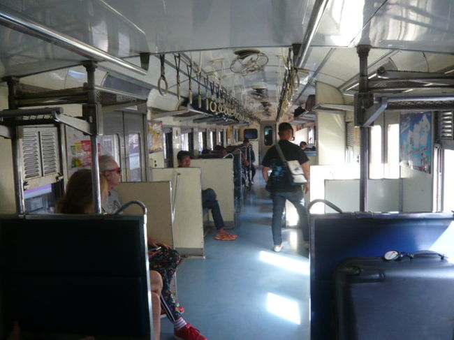 乗客は、陽射しが射しこむ右側には、あまり座りません。