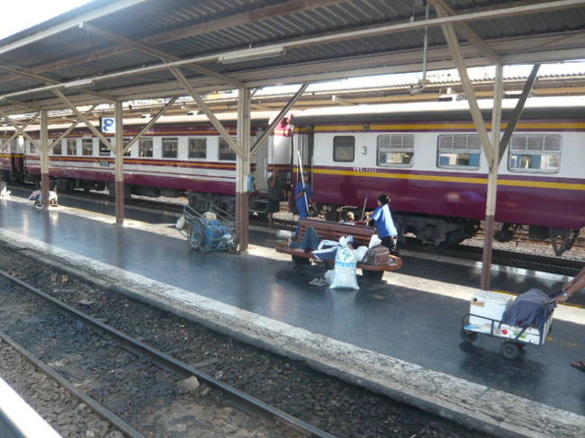 他のホームには、別の列車が出発を待っています。