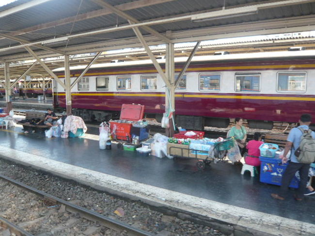 列車に積み込む荷物のようです。<br /><br />車内販売もあるようですが、そのための保冷庫でしょうか。