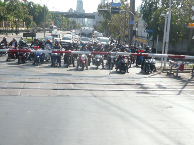 踏切は、列車が通り過ぎるまで、閉まったままです。<br /><br />交通渋滞が、厳しくなります。<br /><br />線路を撤去しろという意見も、出たようです。<br />