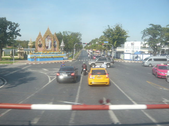 踏切と線路と並行している幹線道路の信号により、車が止まっています。<br /><br />交通渋滞に影響します。