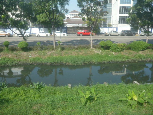鉄道と並行している道路との間に、運河の跡があります。